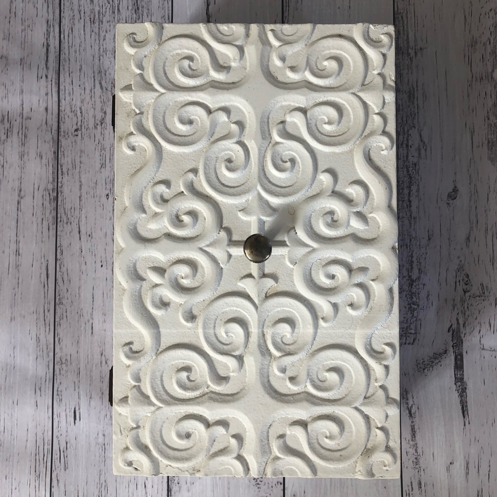 White etched trinket box - Picture 2 of 4